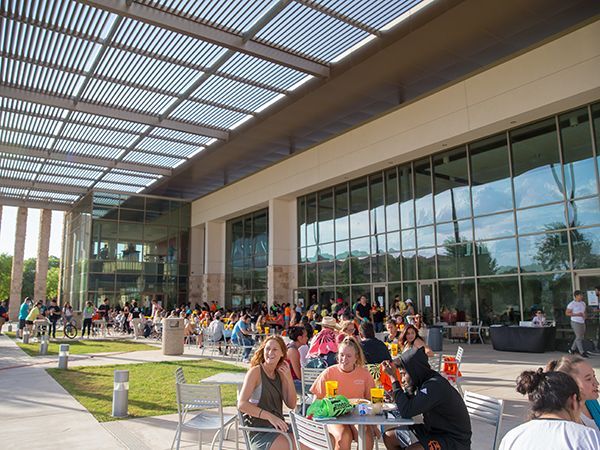 Outside image of 学生活动中心