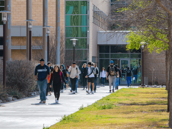 students 在校园 walkway
