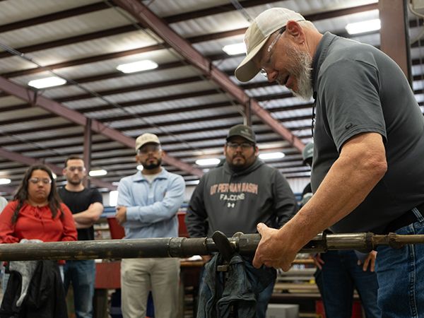 澳门博彩官网 students watching employer at Don Nan Lufkin