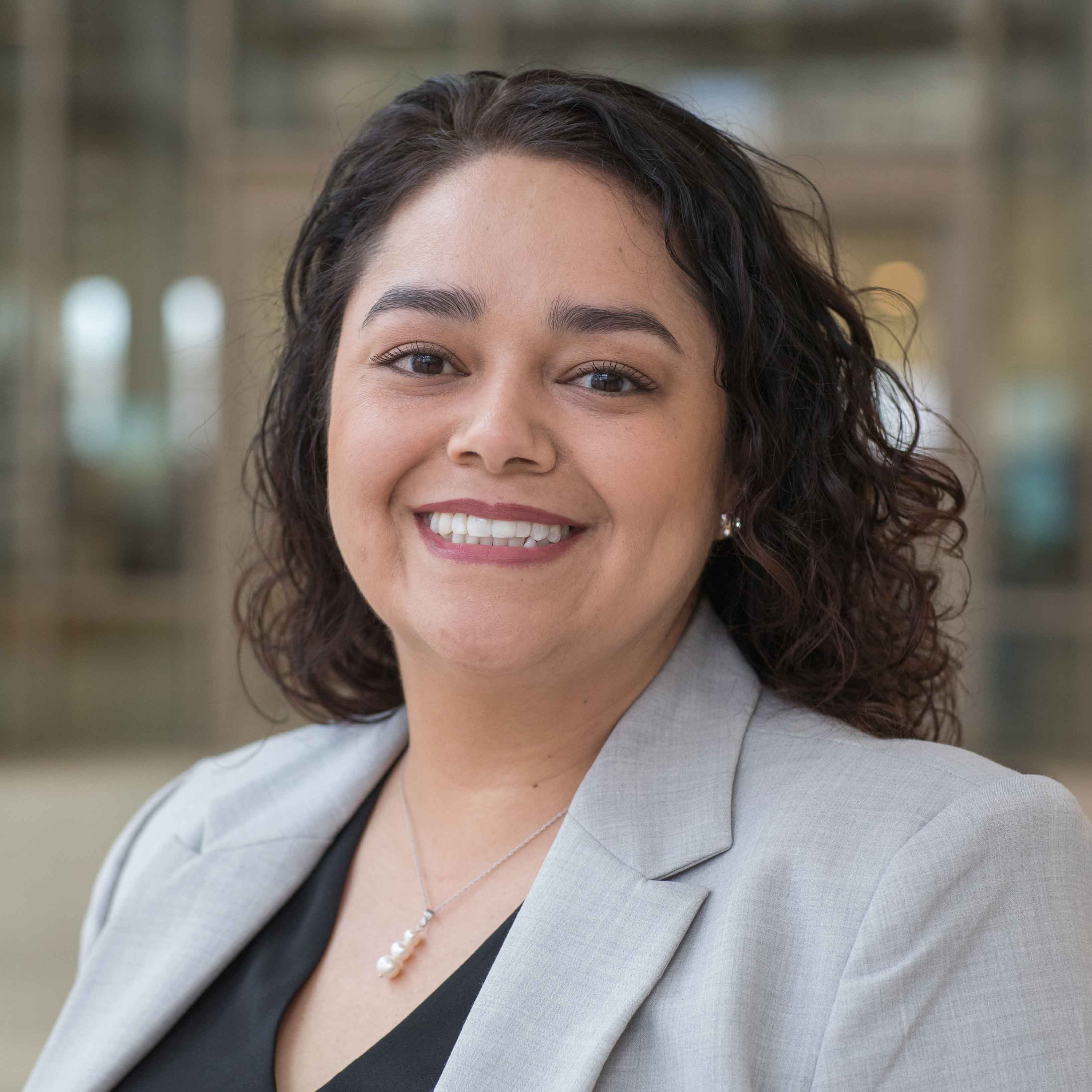  虹膜Fierro New Headshot 