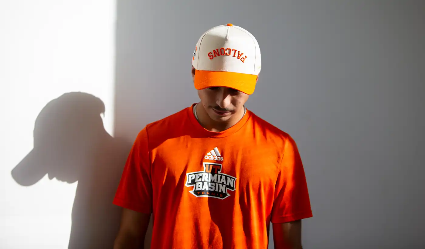 真正Brvnd Hat and 澳门博彩官网 logo shirt