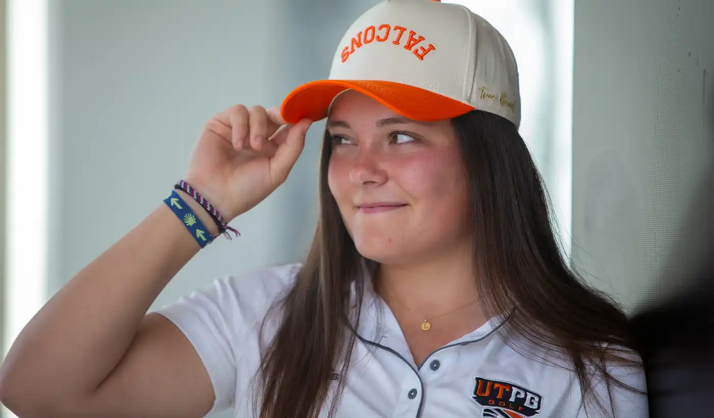 真正Brvnd Hat and Gold Polo shirt