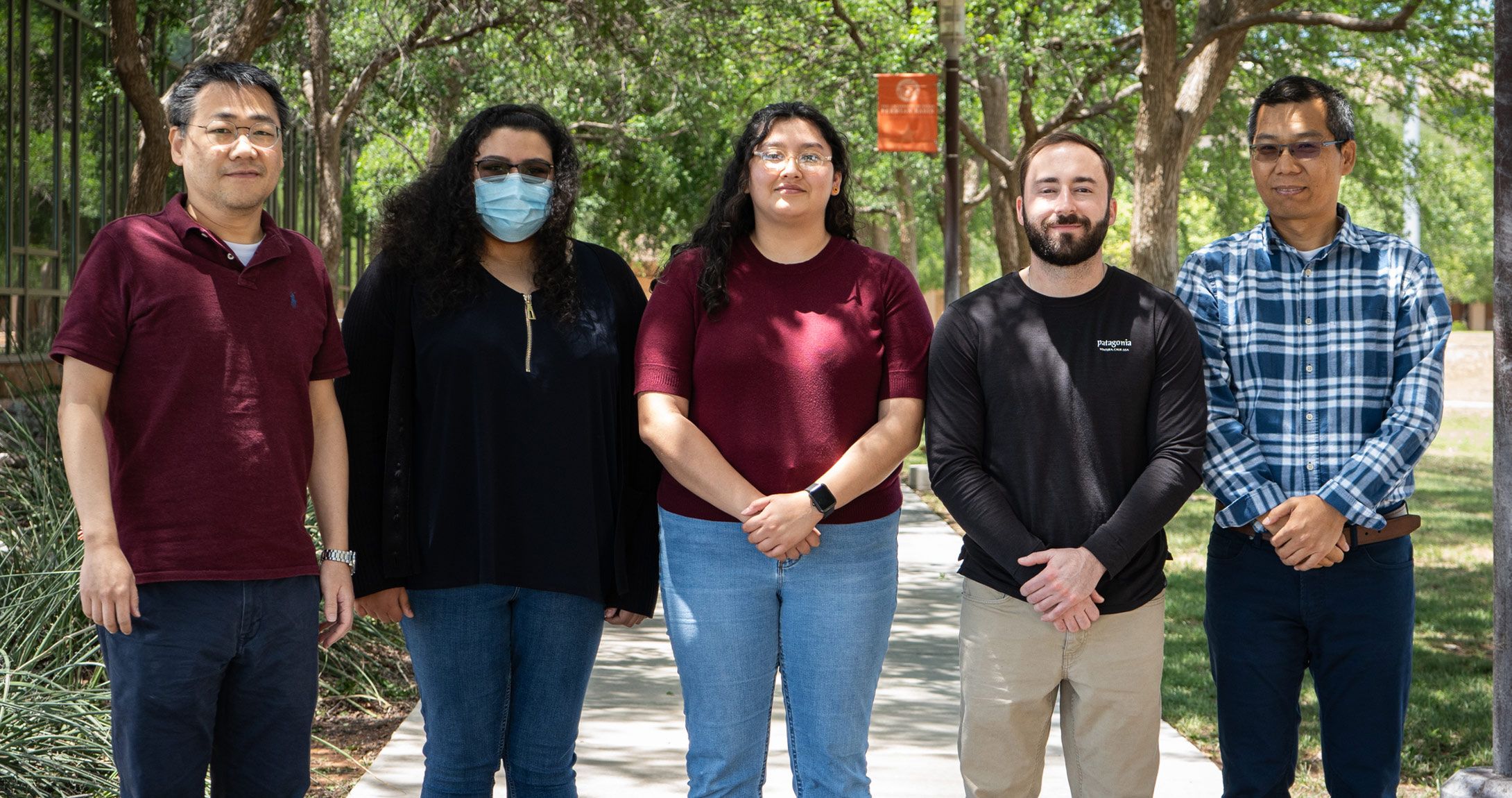 学生s in cohort smile together 