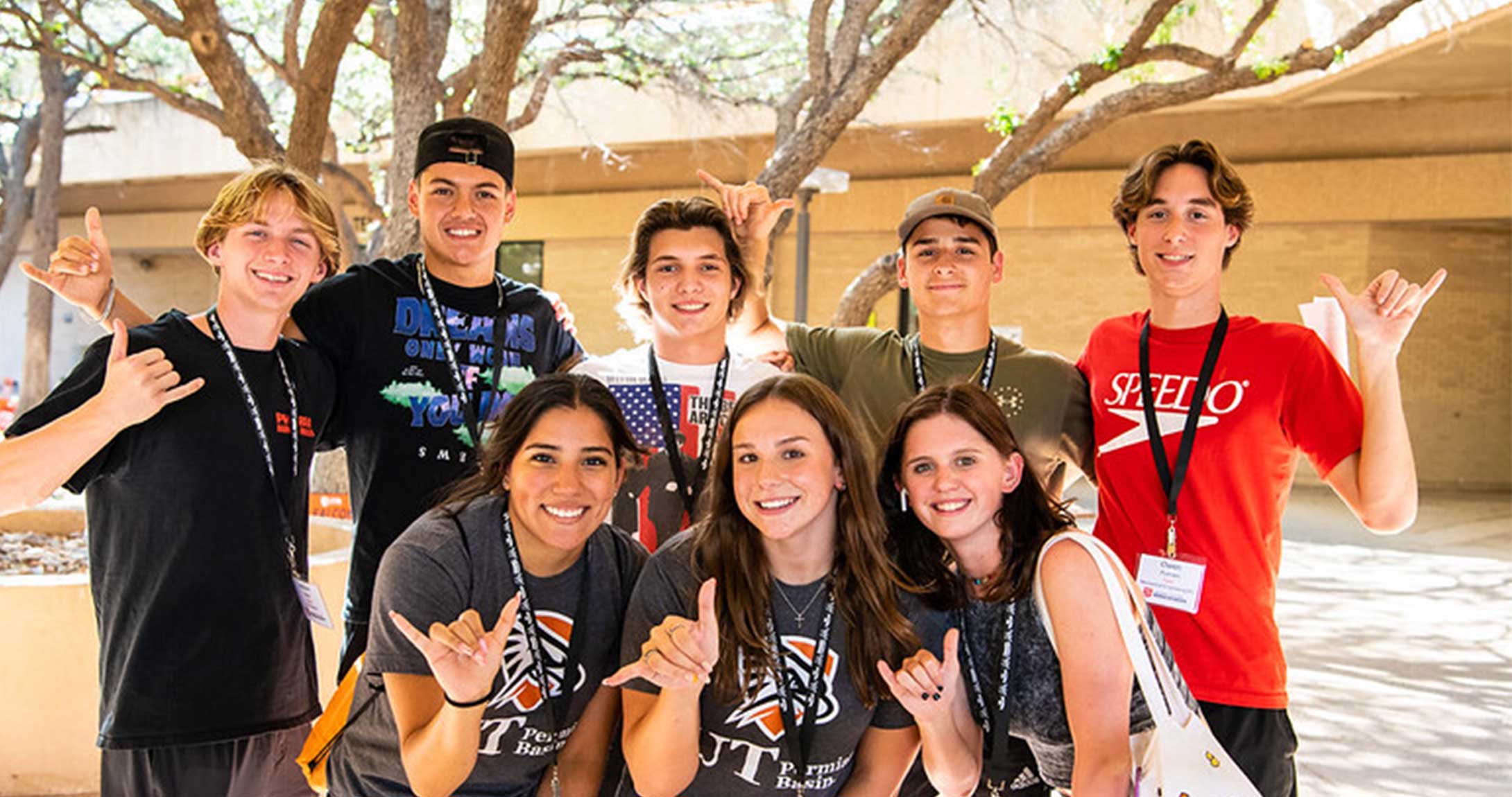 学生s smiling at orientation