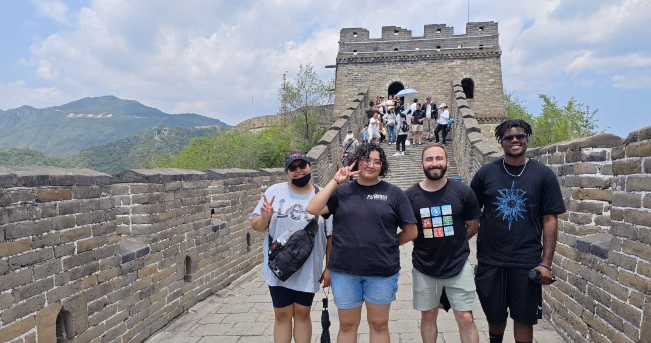 4 澳门博彩官网 学生s at the Great Wall of China while on their NSF IRES trip