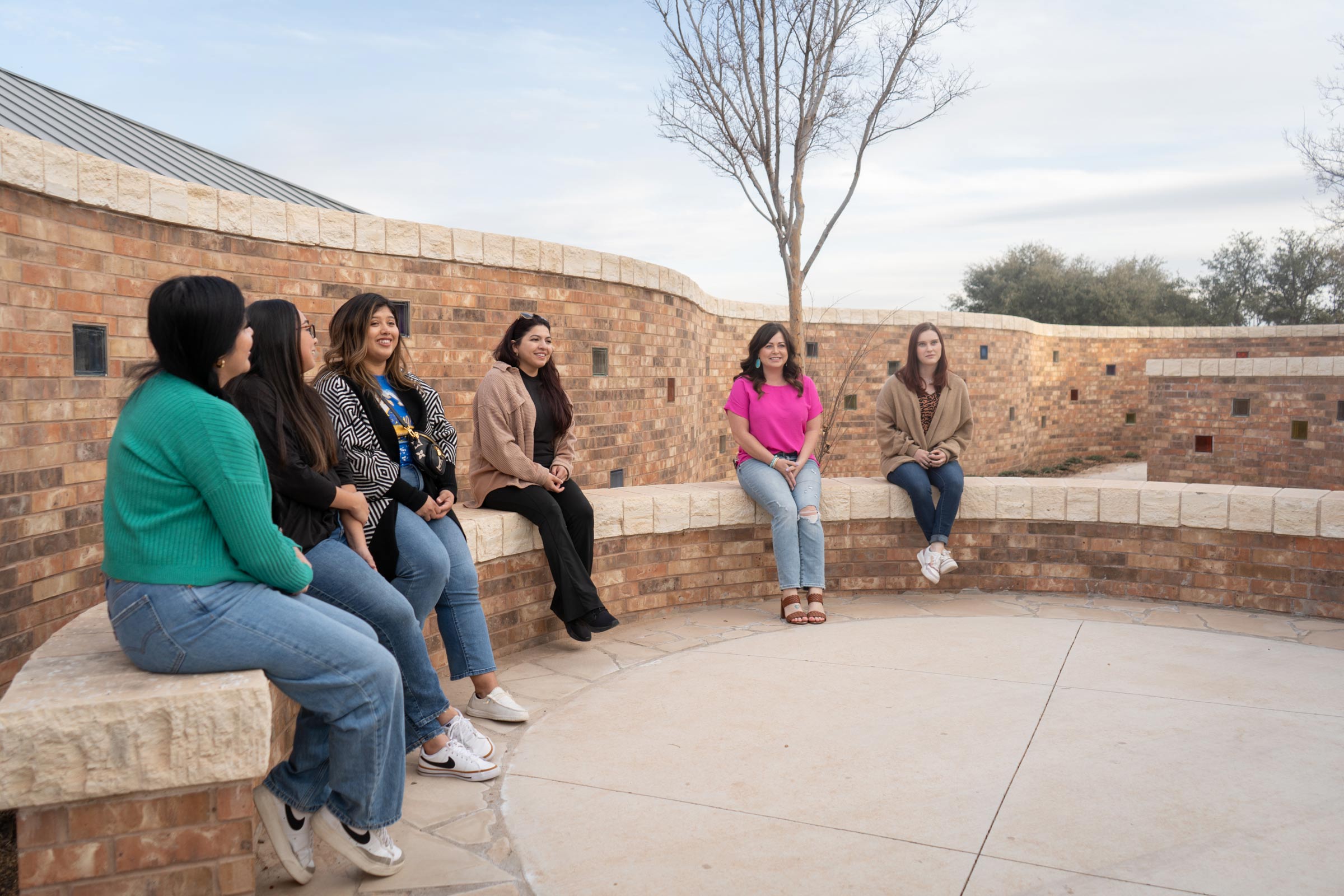澳门博彩官网 play therapy students discussing after therapy time with kids