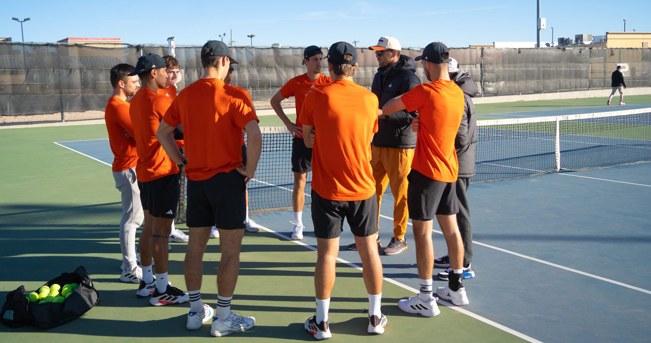 澳门博彩官网 men's tennis team standing in circle 