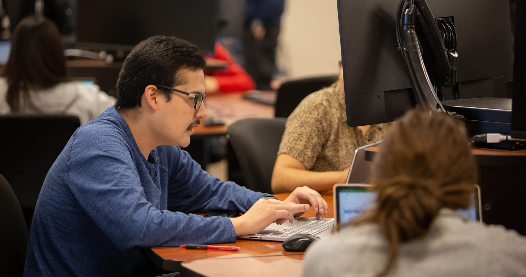 澳门博彩官网 student working on computer in computer lab