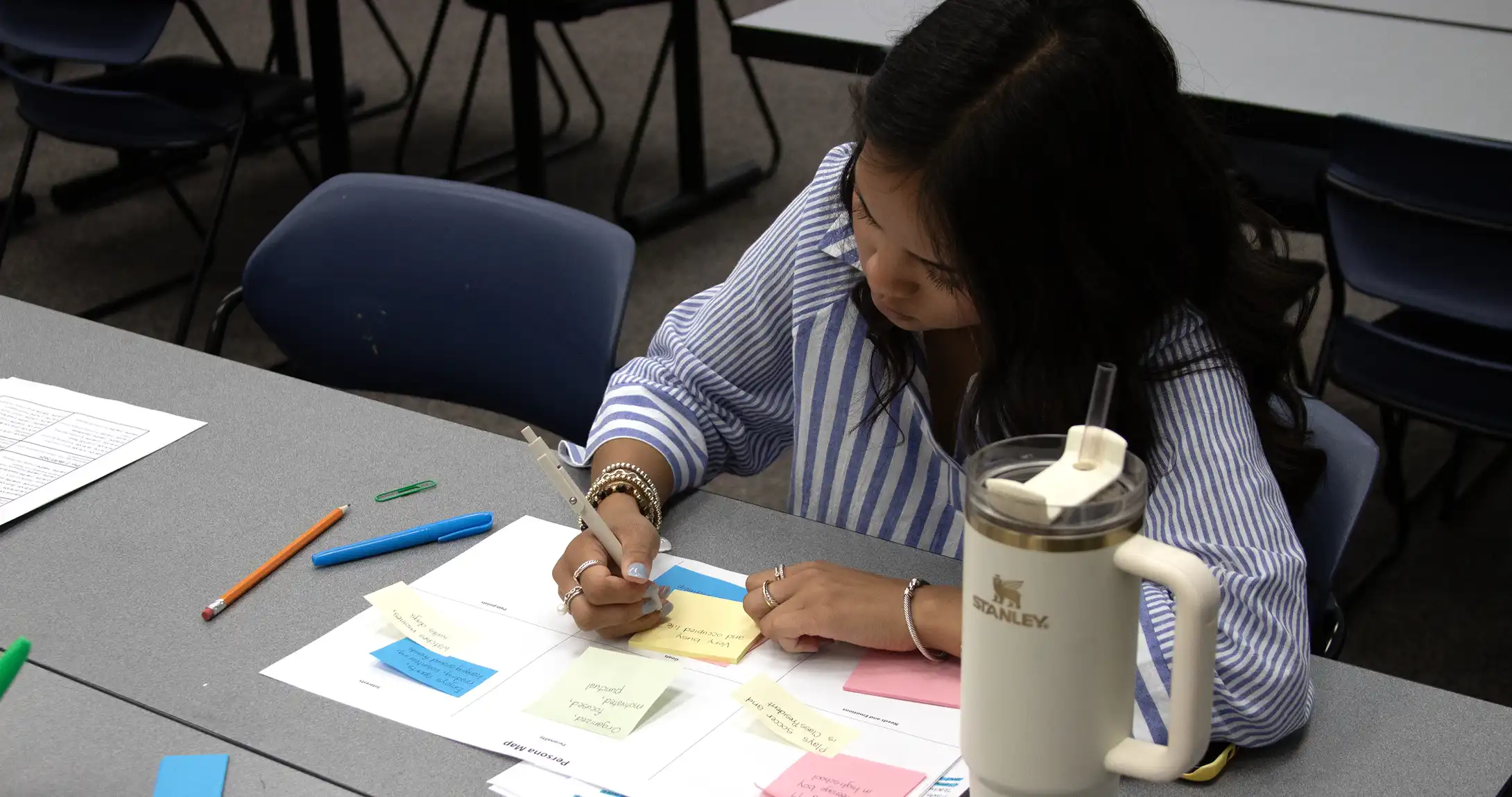 澳门博彩官网 学生 working on projects in a graphic design class.