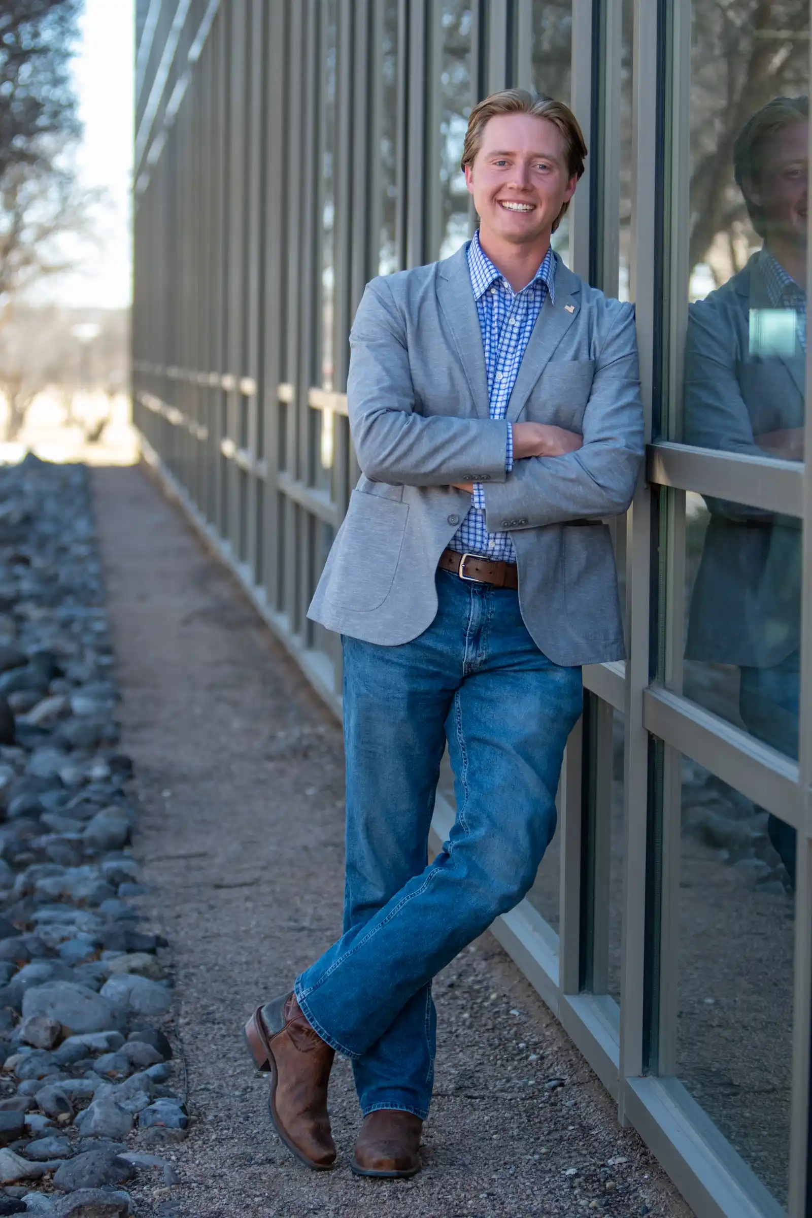 Parker Goin posed against the 澳门博彩官网 library window
