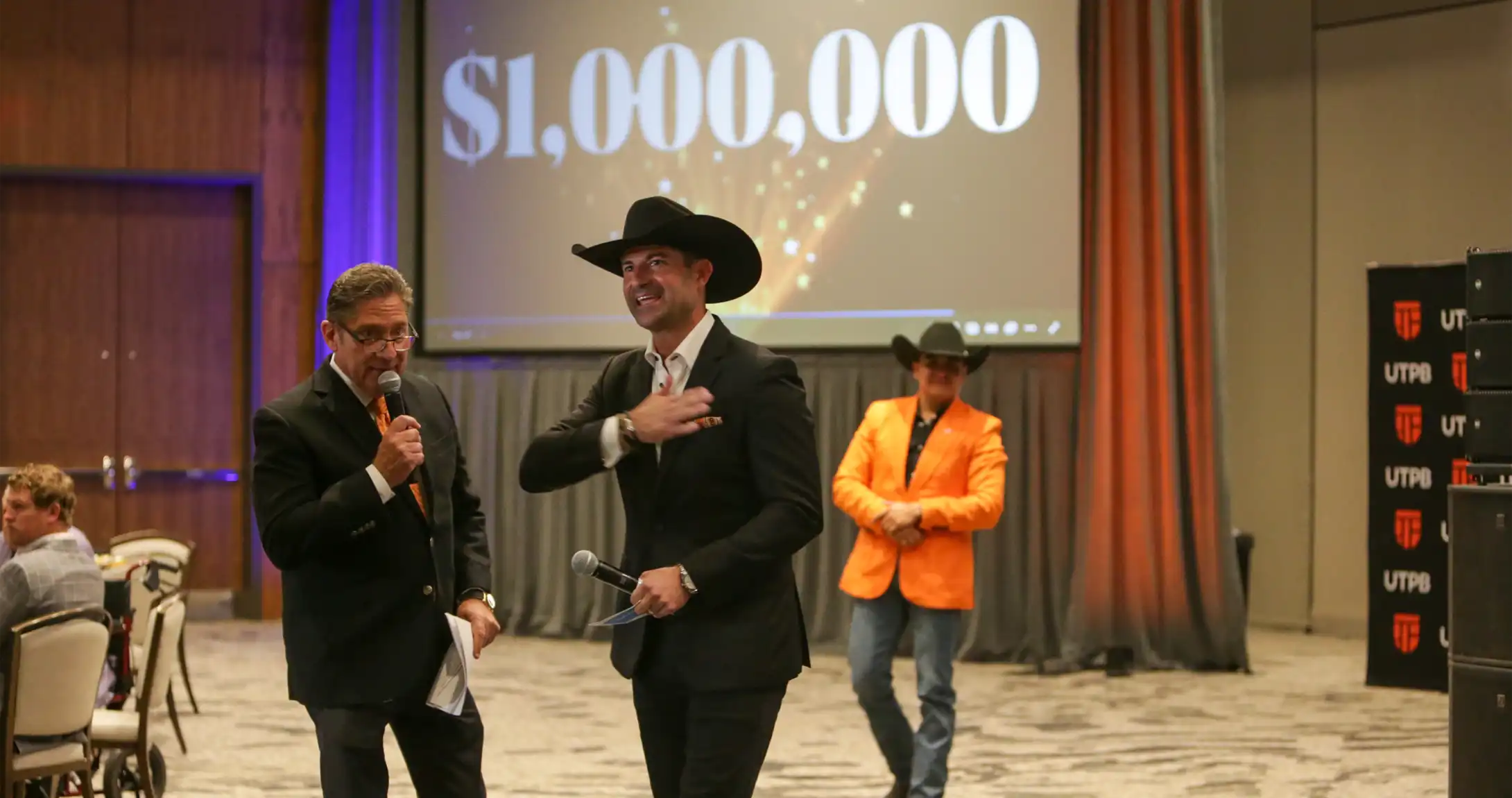 Attendees celebrating as 澳门博彩官网 reaches $1 million raised for 澳门博彩官网 scholarships.