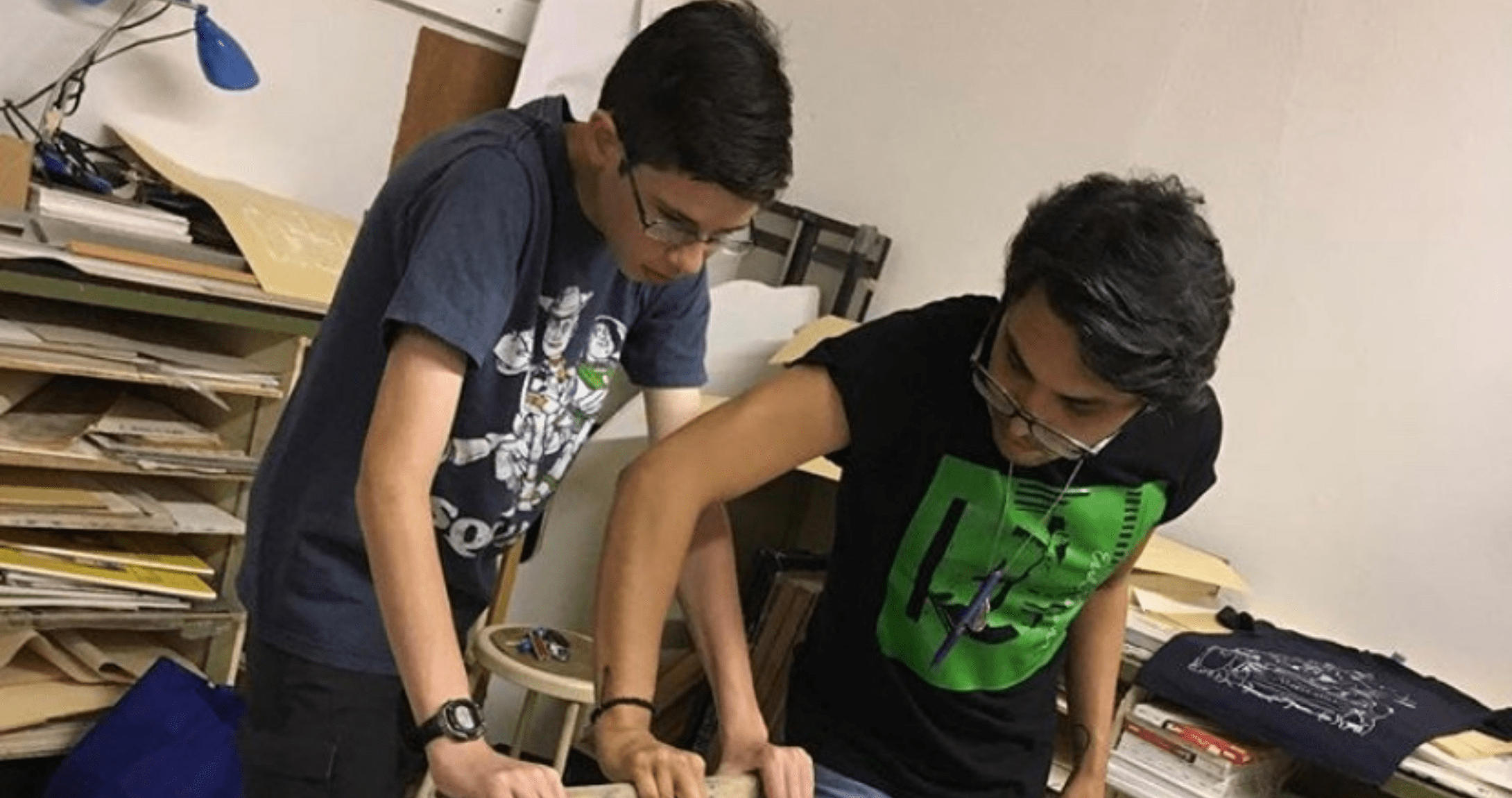 Alum helps student with art project