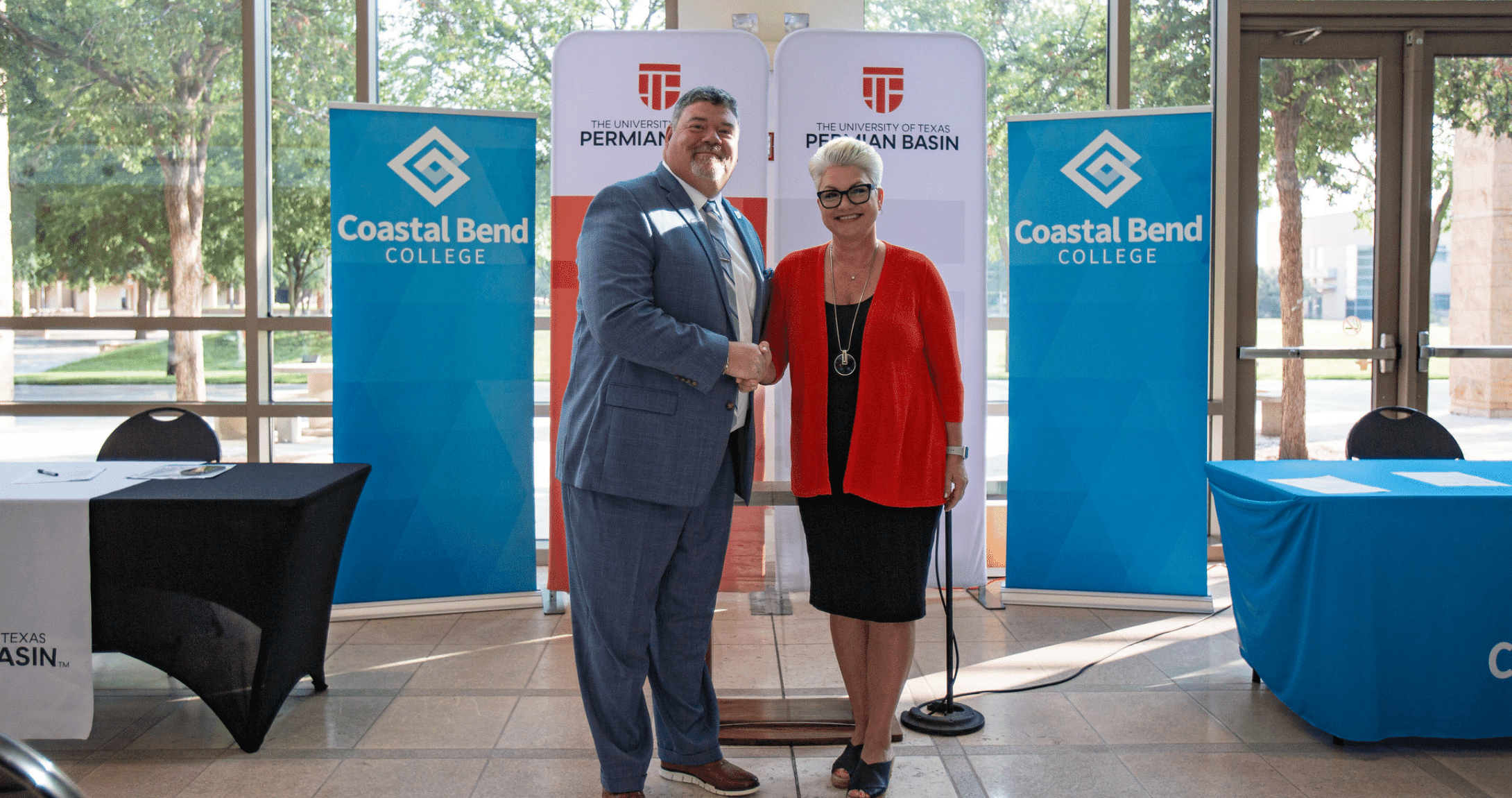 澳门博彩官网 President and Coastal Bend President Smile for a Photo