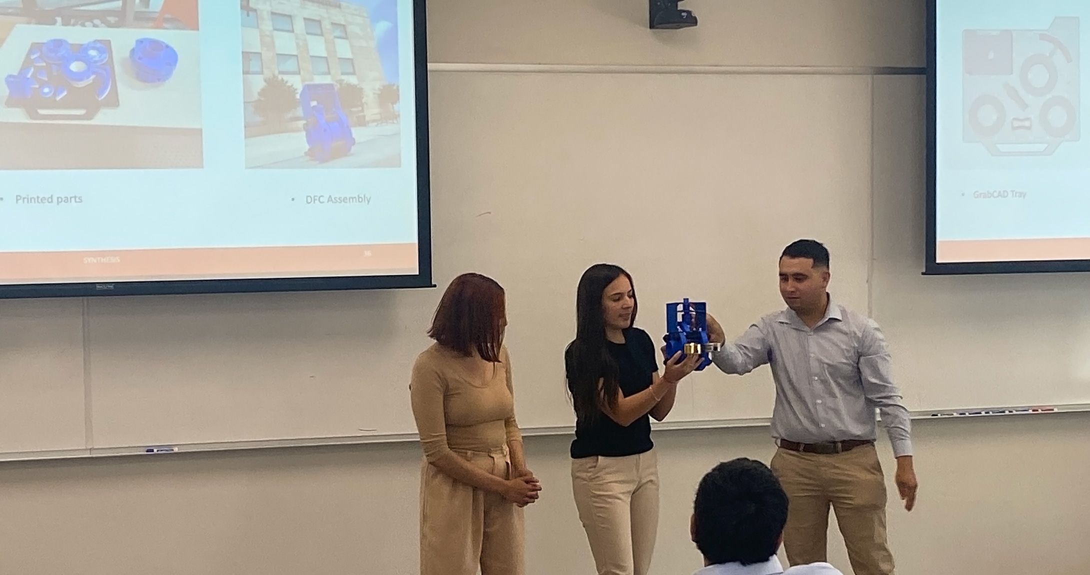 Mechanical 学生s presenting their project