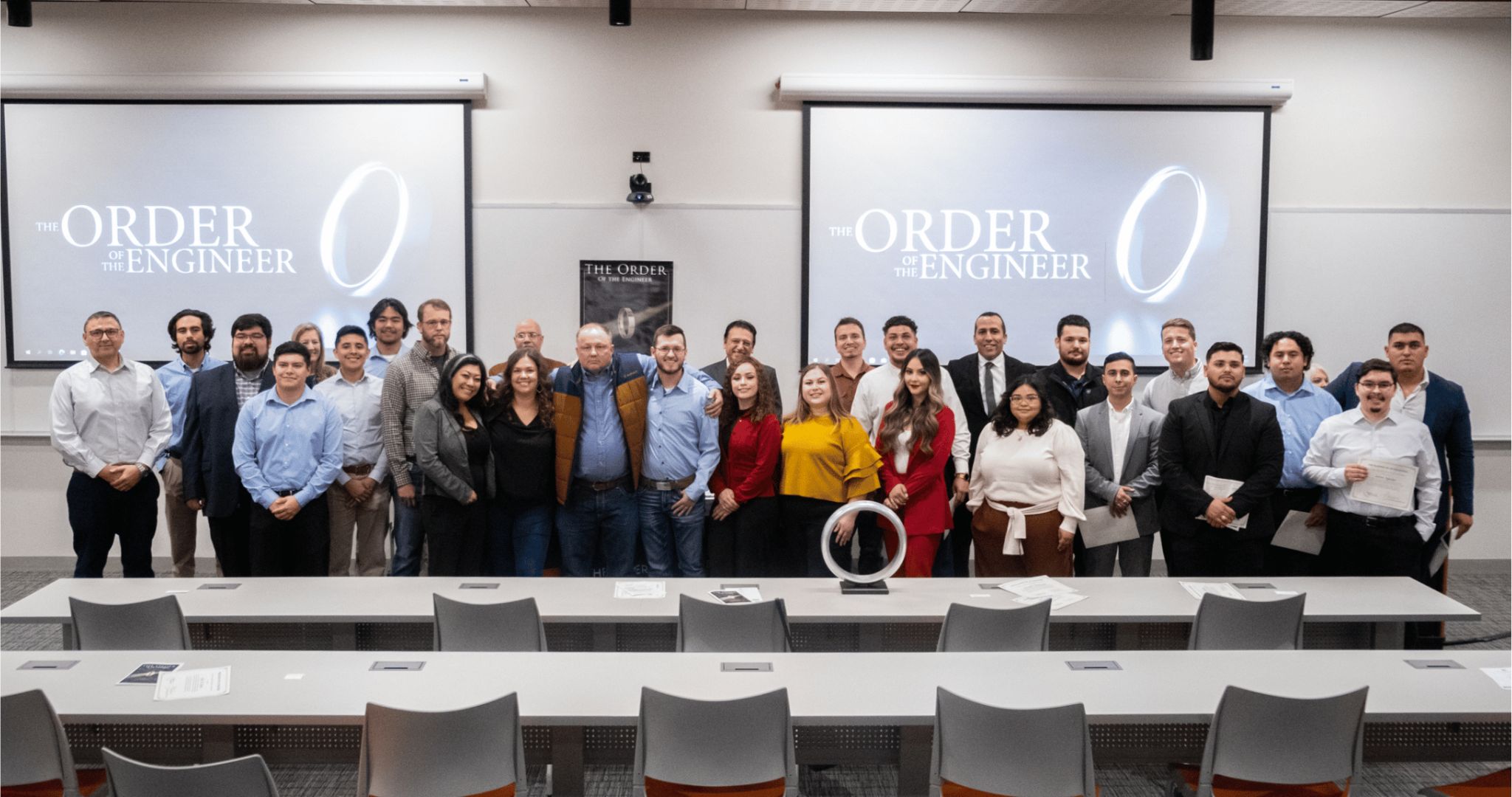 Order of Engineer/ Engineering 学生s who were inducted posed for a picture