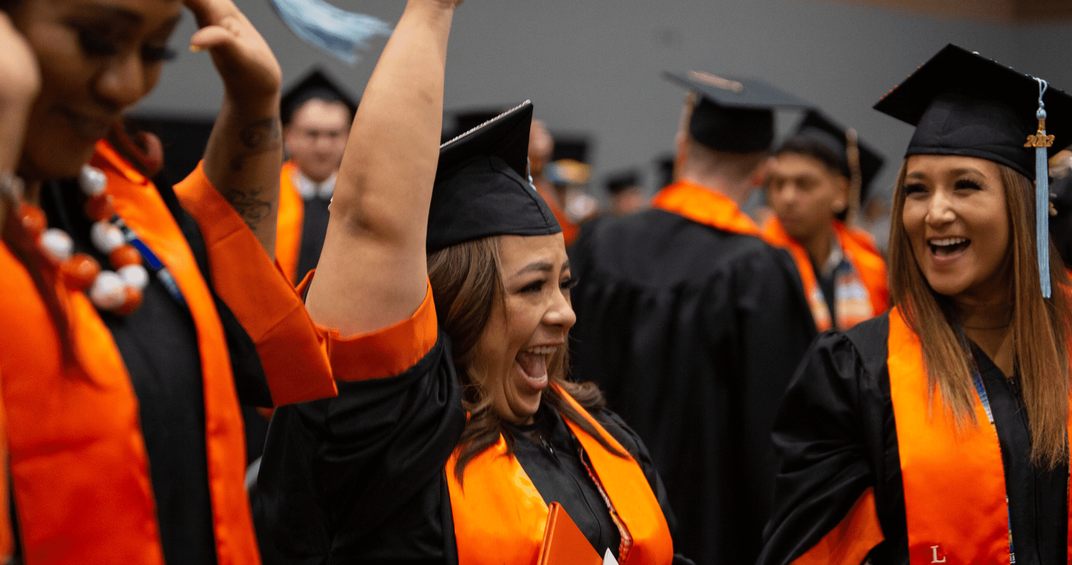 澳门博彩官网 graduates cheering