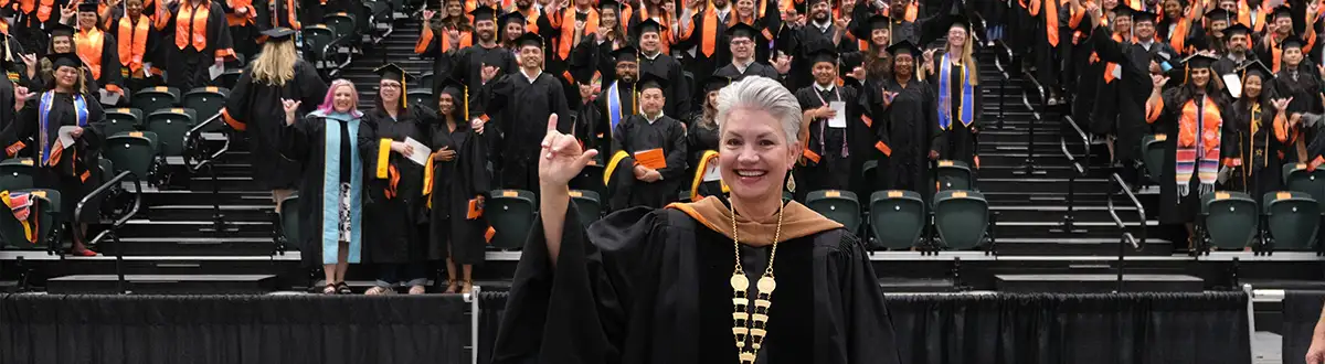 总统 Woodley with graduating crew